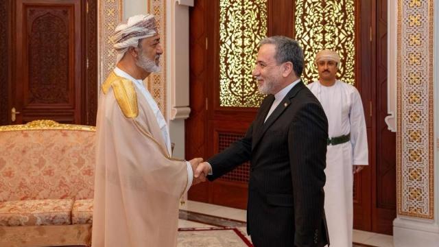El ministro de Asuntos Exteriores de Irán, Abás Araqchí, con el sultán de Omán, Haitham bin Tariq al Said.