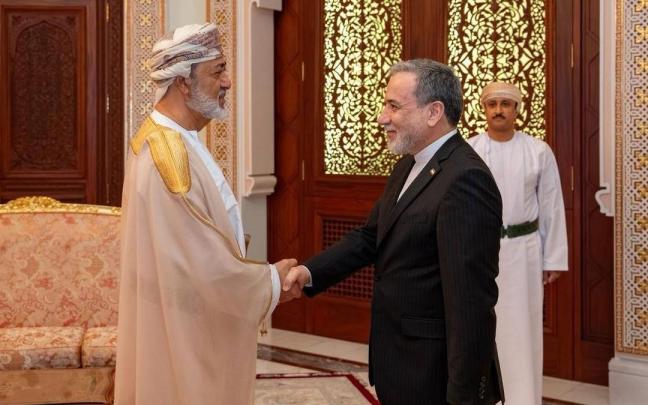 El ministro de Asuntos Exteriores de Irán, Abás Araqchí, con el sultán de Omán, Haitham bin Tariq al Said.