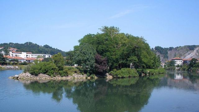 Isla de los Faisanes sobre el río Bidasoa.