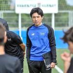 Atsushi Okazaki, nuevo técnico del Deusto, en la sesión del martes con las categorías inferiores del Askartza, que le abrió las puertas cuando llegó a Bizkaia.
