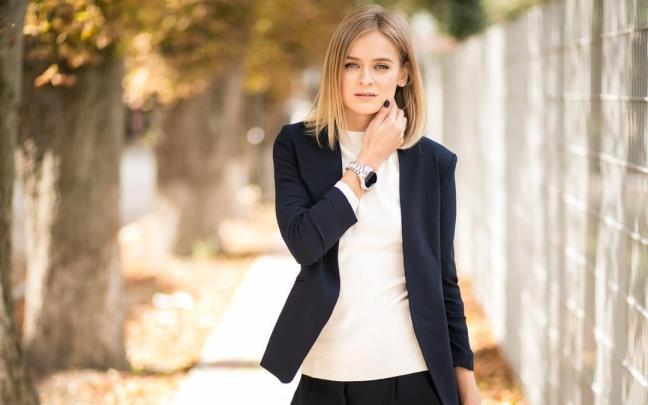 Una mujer vestida con una blazer negra.