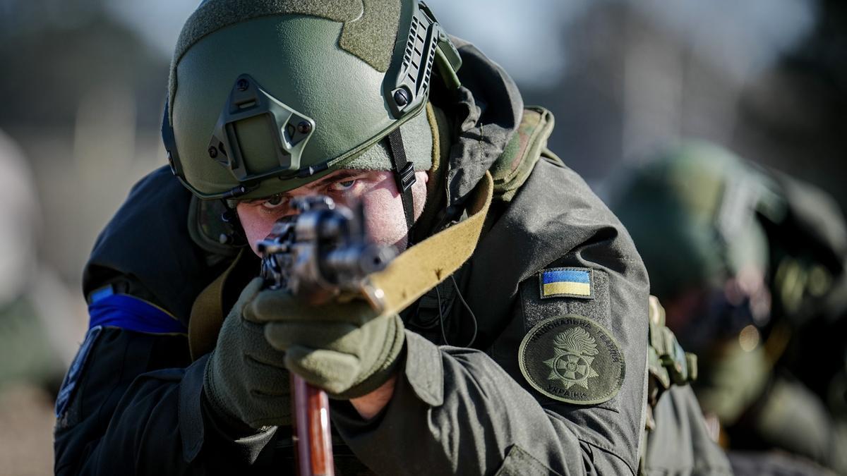 Un soldado ucraniano apunta con su fúsil.