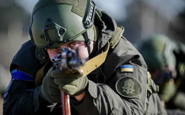 Un soldado ucraniano apunta con su fúsil.
