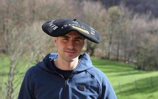 Peio Etxeberria, este lunes con la txapela del Campeonato de Parejas. / Javier Bergasa Peio Etxeberria, este lunes con la txapela del Campeonato de Parejas.