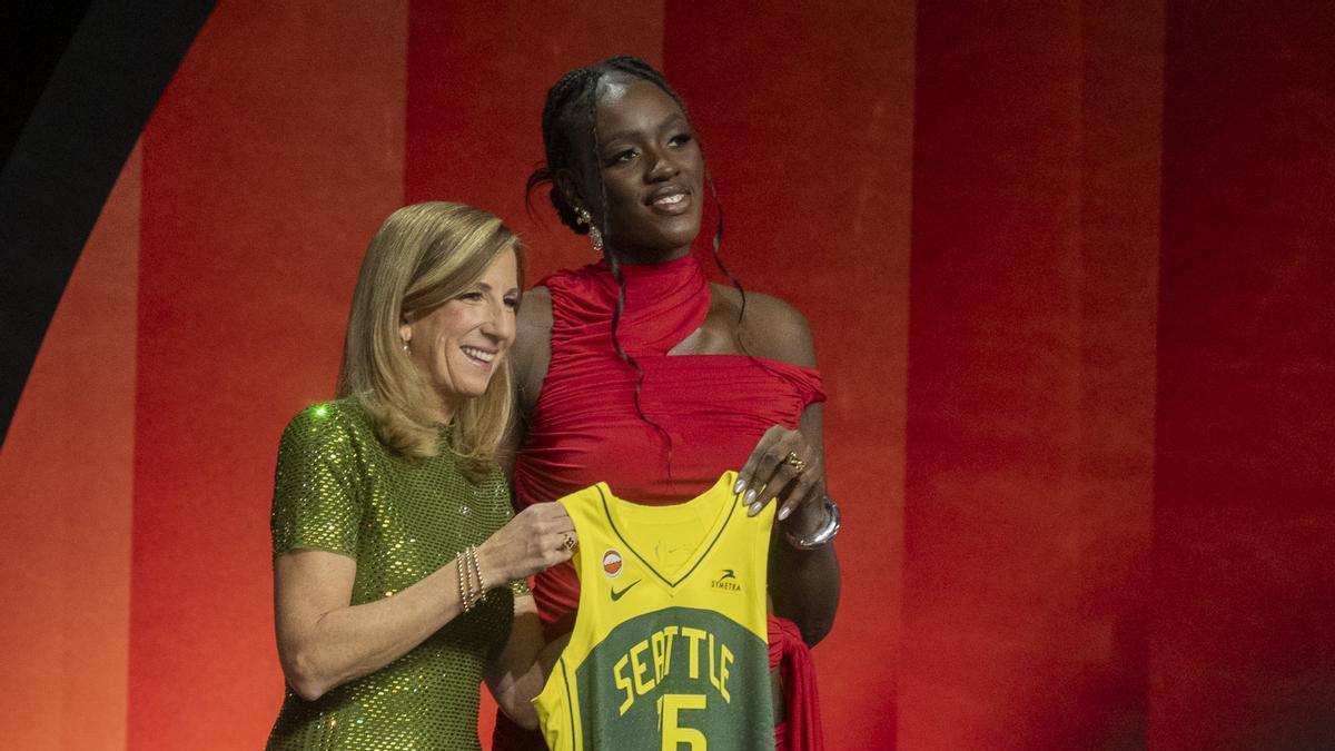 Awa Fam posa con la camiseta de las Seattle Storm tras ser elegida en tercera posición del draft de la WNBA.
