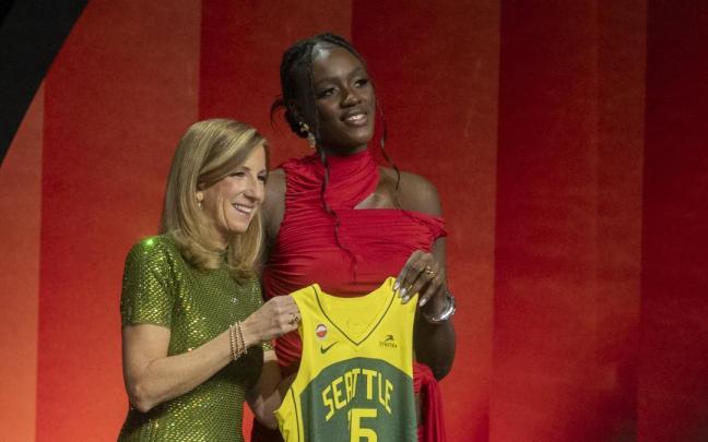Awa Fam posa con la camiseta de las Seattle Storm tras ser elegida en tercera posición del draft de la WNBA.