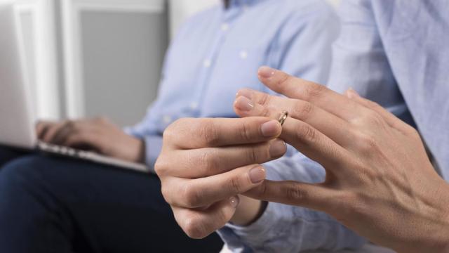 La mujer aseguró que conocer la orientación sexual de su marido había agravado sus problemas de salud, entre ellos un síndrome depresivo.