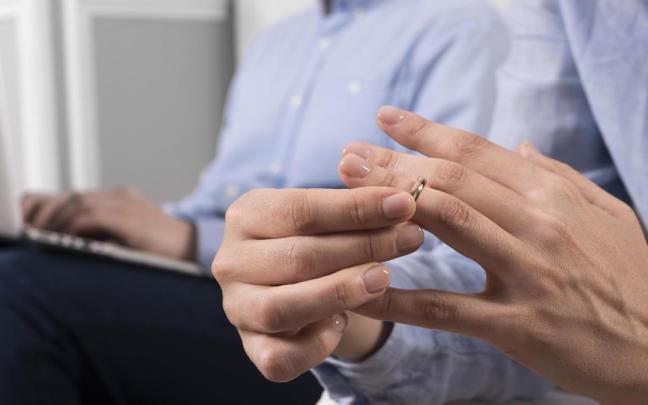 La mujer aseguró que conocer la orientación sexual de su marido había agravado sus problemas de salud, entre ellos un síndrome depresivo.