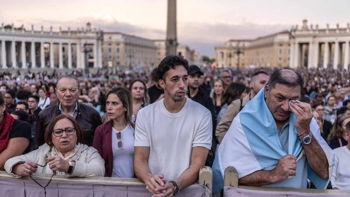 Miles de personas se concentran en la plaza del Vaticano tras la muerte del Papa.