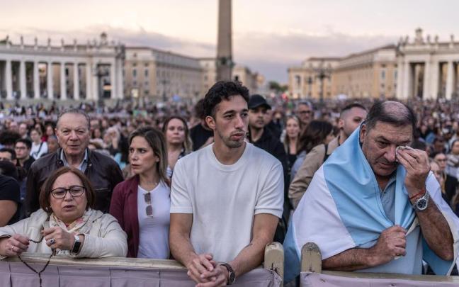 Miles de personas se concentran en la plaza del Vaticano tras la muerte del Papa. / EP Miles de personas se concentran en la plaza del Vaticano tras la muerte del Papa.