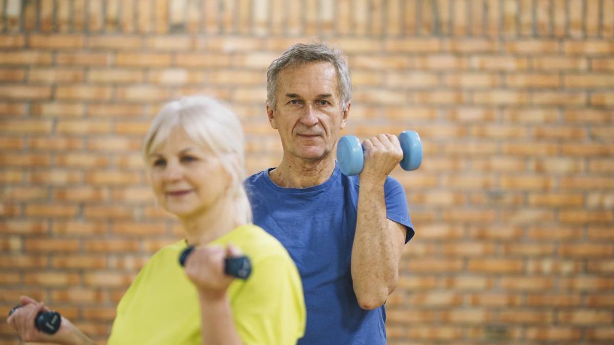 A partir de los 60 años, hacer ejercicio con regularidad es clave para mantener la movilidad, fortalecer los huesos y músculos, prevenir enfermedades crónicas y mejorar el estado de ánimo y la calidad de vida.