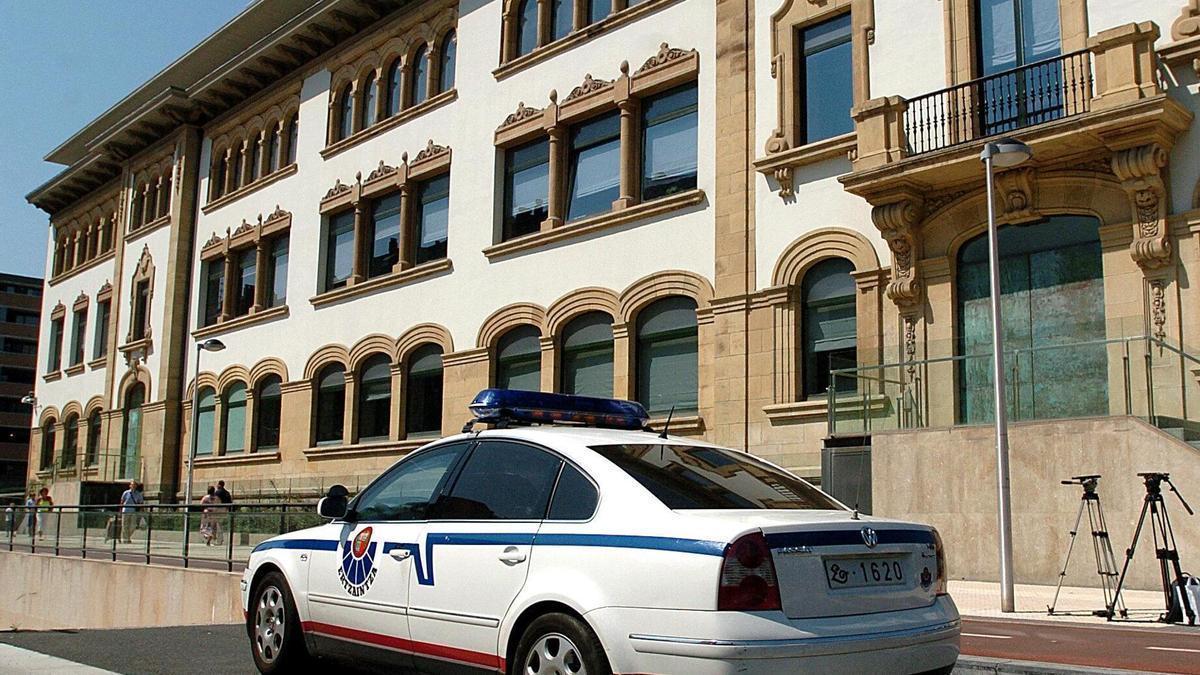 Un coche patrulla de la Ertzaintza entra en el Palacio de Justicia de Donostia.