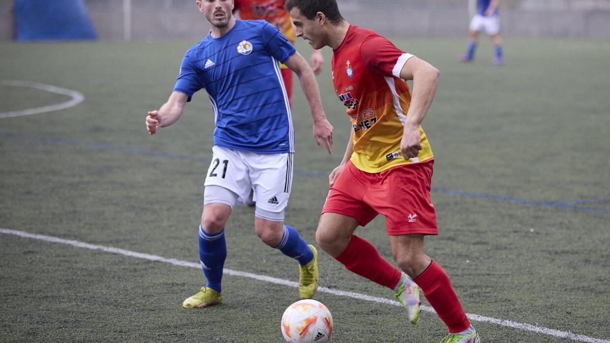 Adrien Goñi lucha por la posesión del balón en el partido contra el Burladés.