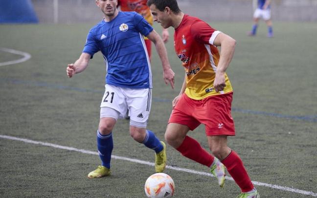 Adrien Goñi lucha por la posesión del balón en el partido contra el Burladés.