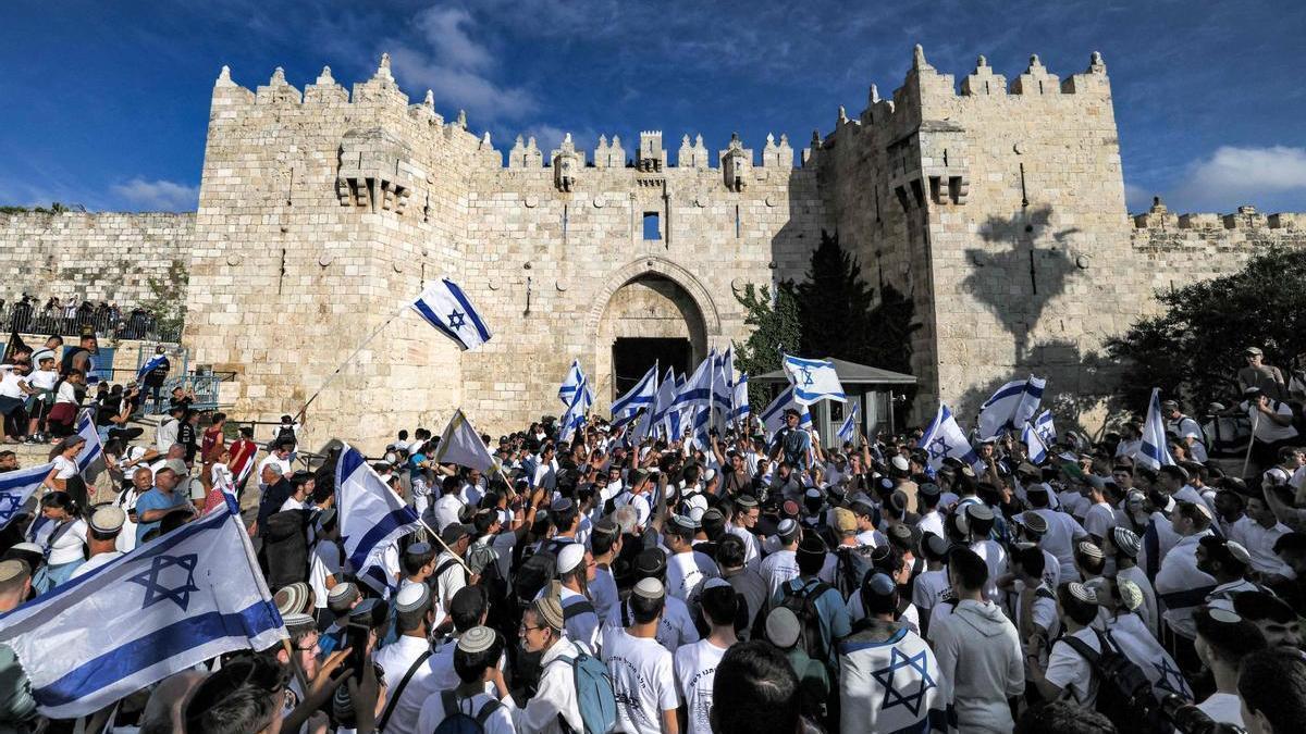 Israelíes participan en la Marcha de las Banderas ante la Puerta de Damasco, en Jerusalén.