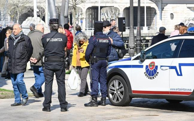 Una patrulla de la Ertzaintza durante una actuación en Bilbao.
