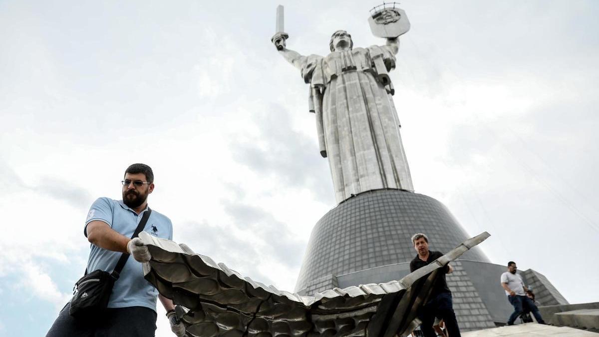 Retirada del escudo de armas de la Unión Soviética del Monumento a la Patria en Kiev.