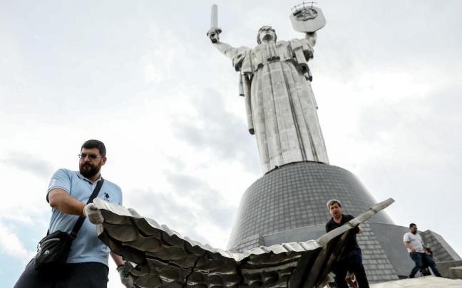 Retirada del escudo de armas de la Unión Soviética del Monumento a la Patria en Kiev.