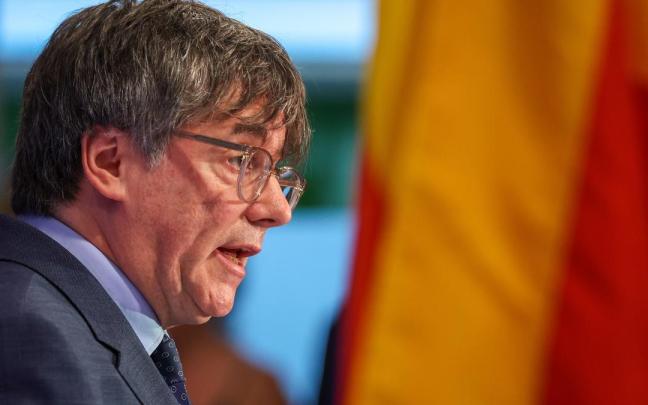Carles Puigdemont, en un momento de la conferencia que ofreció el pasado martes desde Bruselas para trazar las líneas de Junts de cara a una posible investidura.
