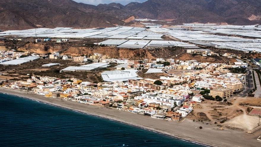 El pueblo, rodeado de invernaderos.