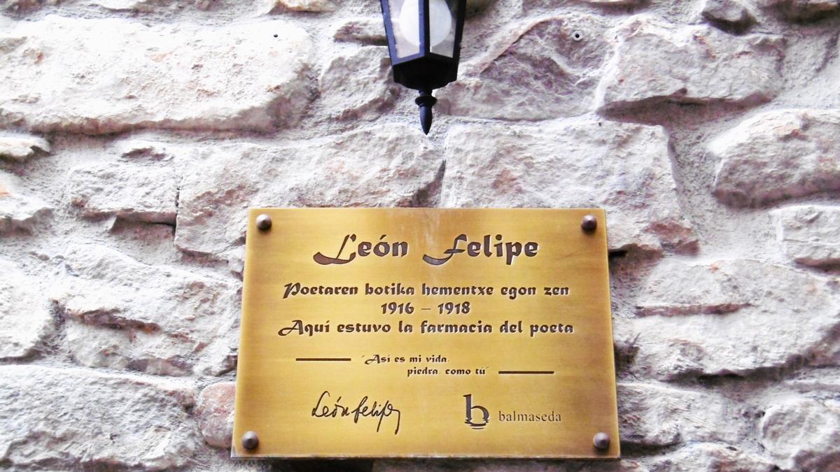 Placa que señala el lugar donde estuvo la farmacia.