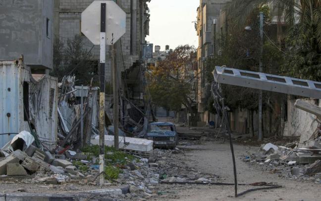 Vista general de un campo de refugiados en el sur de Gaza destruido tras los últimos bombardeos del Ejército israelí.