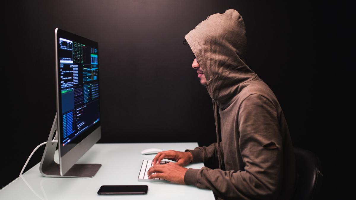 Un hacker trata de colarse en un sistema informático.