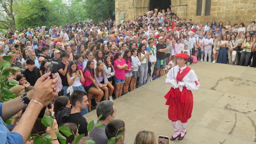 La dantzari Ane Esnal Luzuriaga, bailando en la campa.