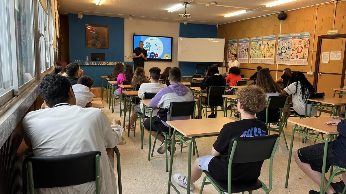 Vista interior de un aula del IES Julio Caro Baroja con alumnos