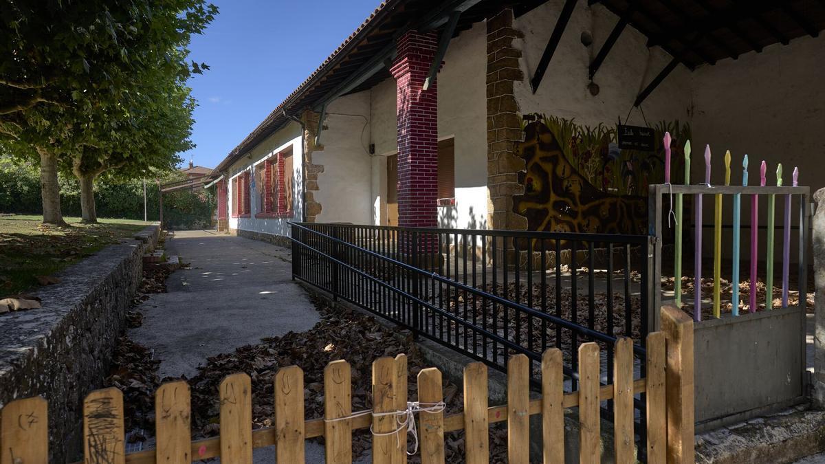 Vista del edificio donde se celebran los campos de verano del pueblo de Bernedo, en Araba.