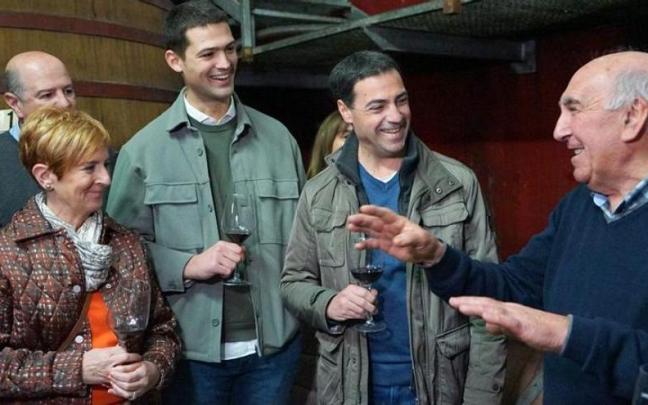 Imanol Pradales ha visitado este sábado en la localidad alavesa de Puebla de Labarca una bodega, en el marco del Uztaberri Eguna / EAJ-PNV Imanol Pradales ha visitado este sábado en la localidad alavesa de Puebla de Labarca una bodega, en el marco del Uztaberri Eguna