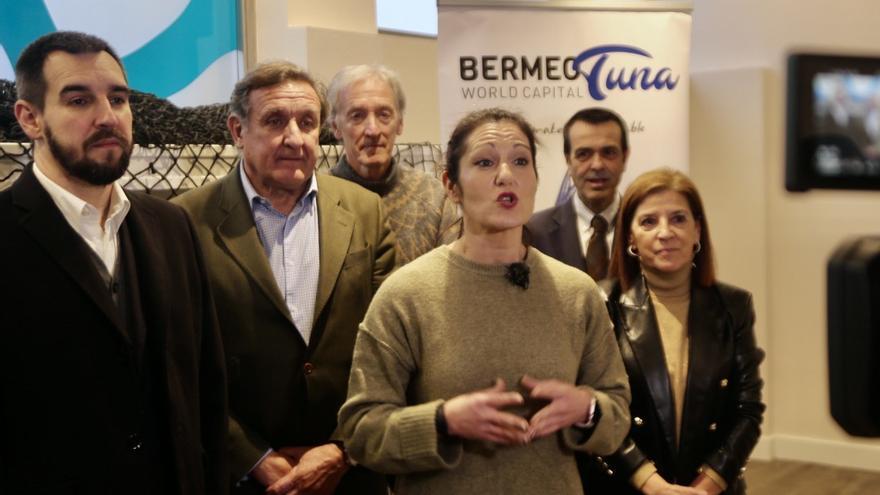 Agirregoitia junto a varios representantes del sector pesquero en Bermeo.