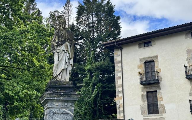 Limpieza de la escultura de Pedro Pablo Astarloa