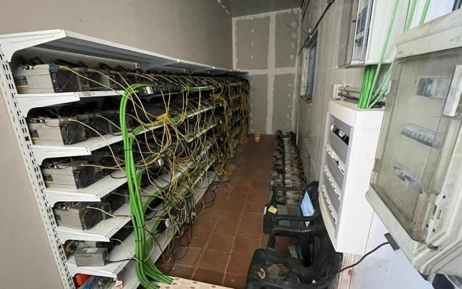 Una 'mina' de criptomonedas ilegal en una imagen de archivo.