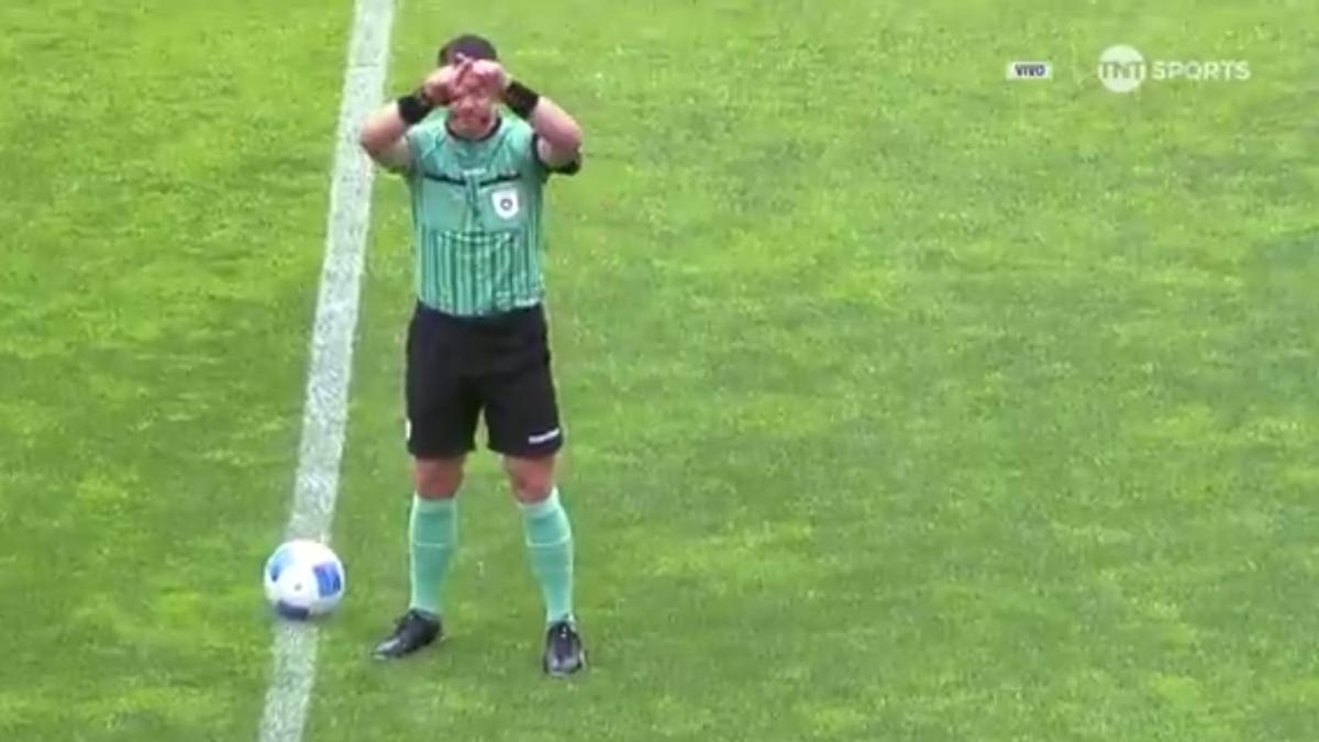 El árbitro, indicando que va a consultar el VAR.