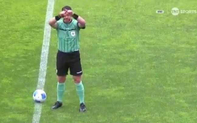 El árbitro, indicando que va a consultar el VAR.