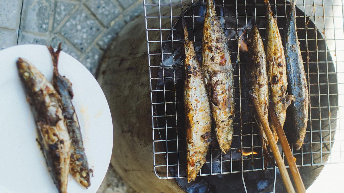 Sardinas asadas en una parrilla
