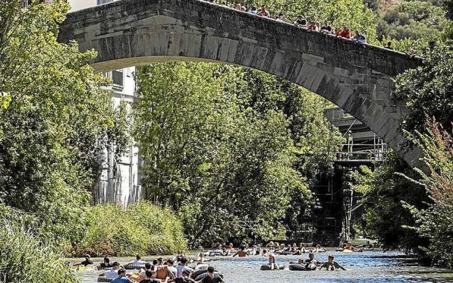 Cucaña en el río Ega, bañadores y flotadores tras el inicio de las fiestas Cucaña en el río Ega, bañadores y flotadores tras el inicio de las fiestas