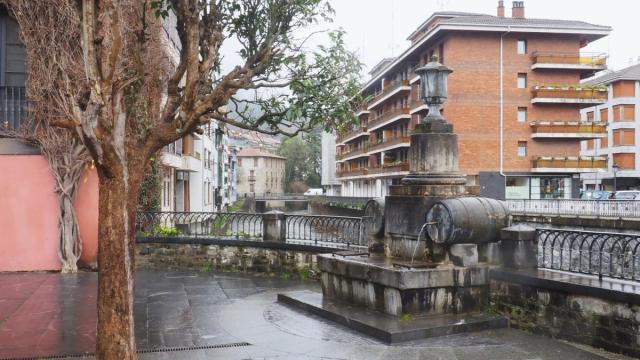 Vista de la Fuente de las Barricas antes de acometerse las obras de restauración.