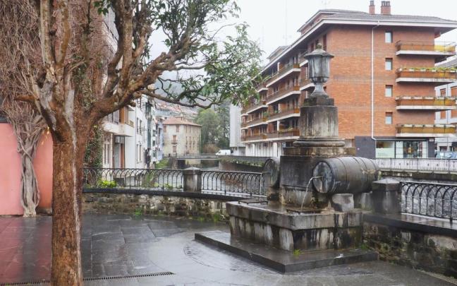 Vista de la Fuente de las Barricas antes de acometerse las obras de restauración.