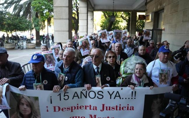 El abuelo de Marta del Castillo, José Antonio Casanova (c), durante la concentración por el 15 aniversario del asesinato de la joven. / EFE El abuelo de Marta del Castillo, José Antonio Casanova (c), durante la concentración por el 15 aniversario del asesinato de la joven.