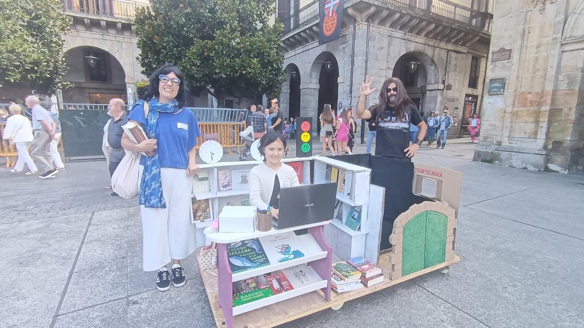 La biblioteca ha salido a la calle para disfrutar de la fiesta.