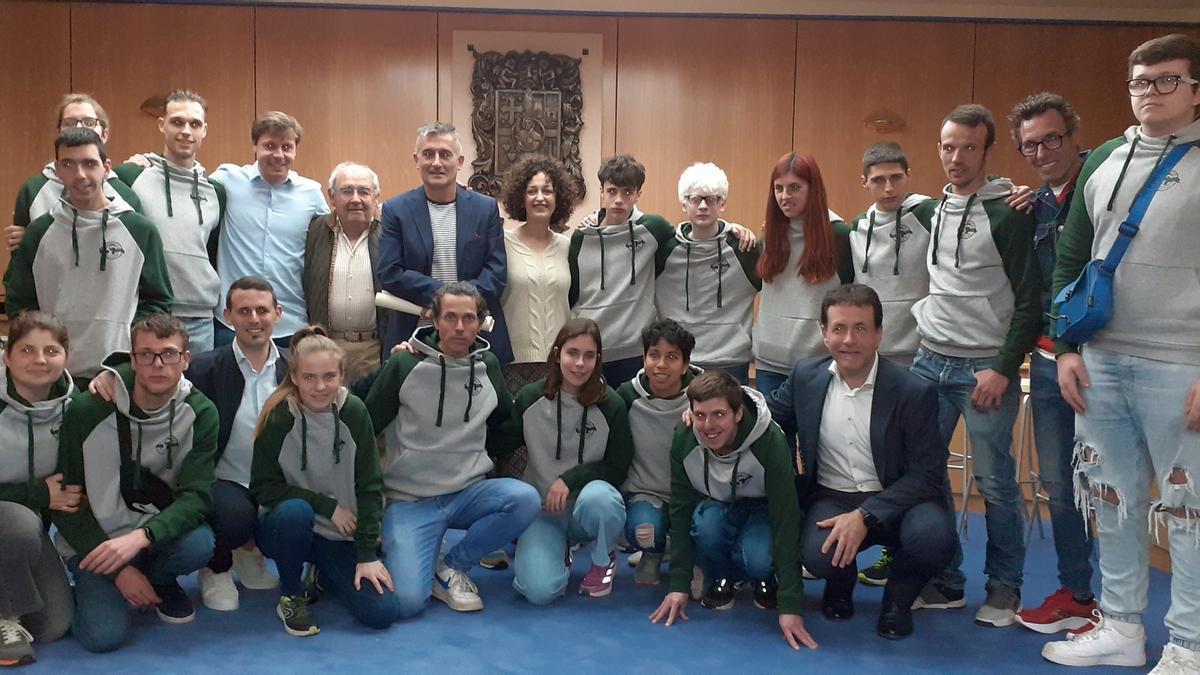 Javi Conde, con deportistas del Club de Atletismo Adaptado, alcalde y corporación.