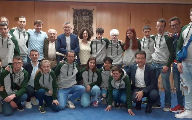 Javi Conde, con deportistas del Club de Atletismo Adaptado, alcalde y corporación.