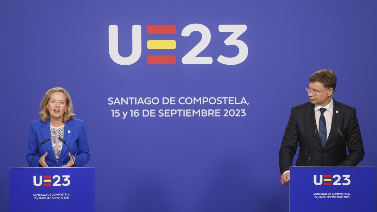 La ministra de Asuntos Económicos española, Nadia Calviño, y el vicepresidente de la Comisión Europea, Valdis Dombrovski, tras la reunión del Eurogrupo Ecofin.