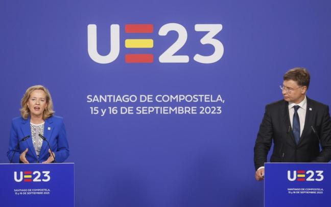 La ministra de Asuntos Económicos española, Nadia Calviño, y el vicepresidente de la Comisión Europea, Valdis Dombrovski, tras la reunión del Eurogrupo Ecofin.