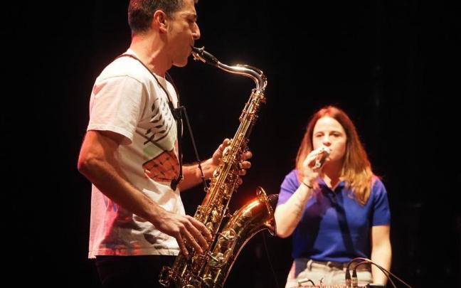 Musikaz eta kantuz ere zabaldu da Batera Elgoibarren ekimenaren mezua.