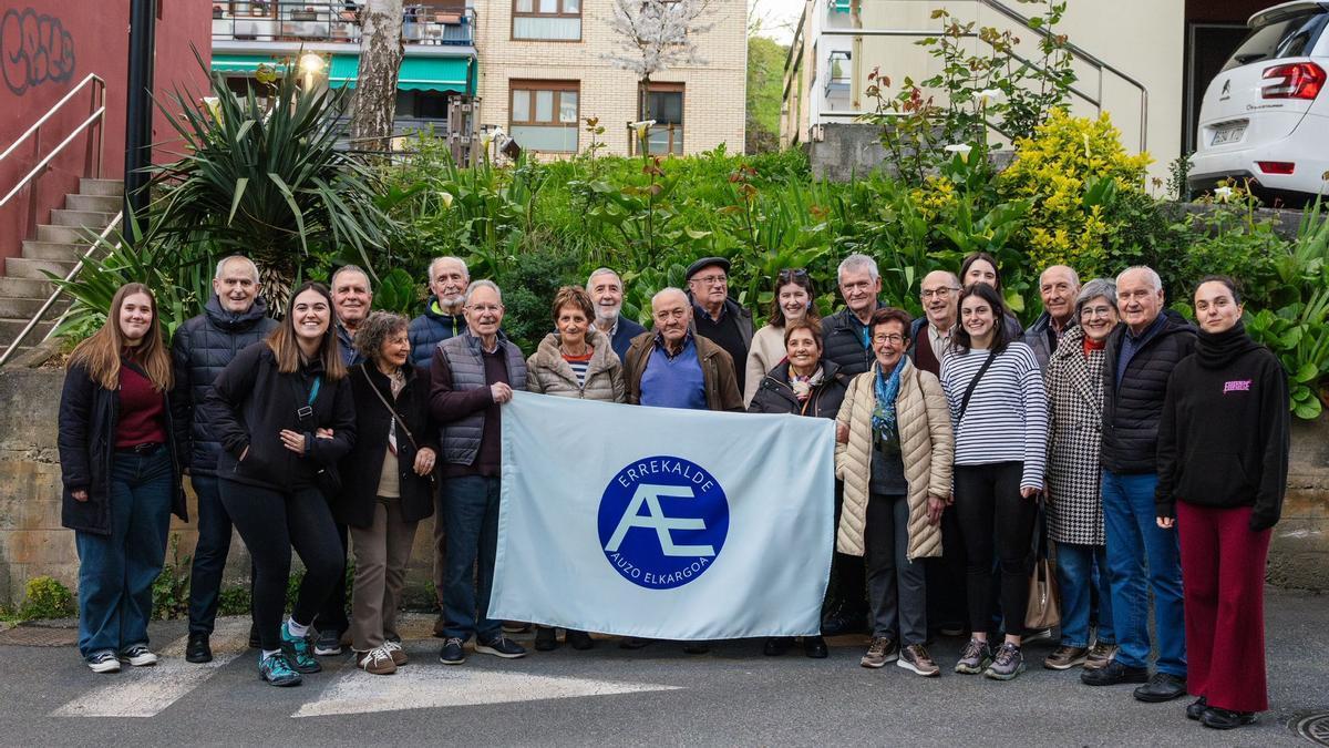 Foto de familia de antiguos y actuales miembros de la comisión de fiestas.