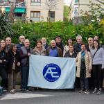 Foto de familia de antiguos y actuales miembros de la comisión de fiestas.