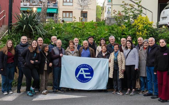 Foto de familia de antiguos y actuales miembros de la comisión de fiestas.